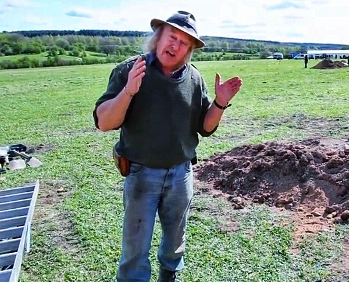 thetimeteam's tweet image. LOVE YOUR TRENCH!
A golden oldie featuring our good friend Phil and his Phil-osophy!

WATCH BELOW:
youtu.be/OJyquvcaXBU

Some absolute gems in the video, which could probably be applied to not just trenches 😊

#timeteam #philharding #archaeology #history