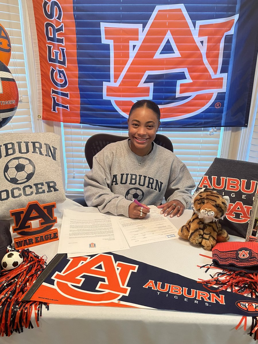It’s official!  We are incredibly proud of Jessica and all of her hard work!  🥰 She signed her National Letter of Intent to play soccer at Auburn University next year! 🧡💙⚽️
#AuburnSoccer #unitedfa_ecnl 
#FiercestOnTheField
#HoochSoccer