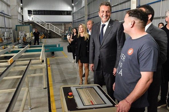 bloque_pj's tweet photo. El #PITEC de #FlorencioVarela es un parque industrial que nos enorgullece por sus 41 empresas radicadas allí; que se espera, sean 48 para cerrar el 2023.
@SergioMassa nos visitó esta tarde, reforzando su compromiso con la producción y el empleo genuino nacionales. https://t.co/rJltogQrJ1