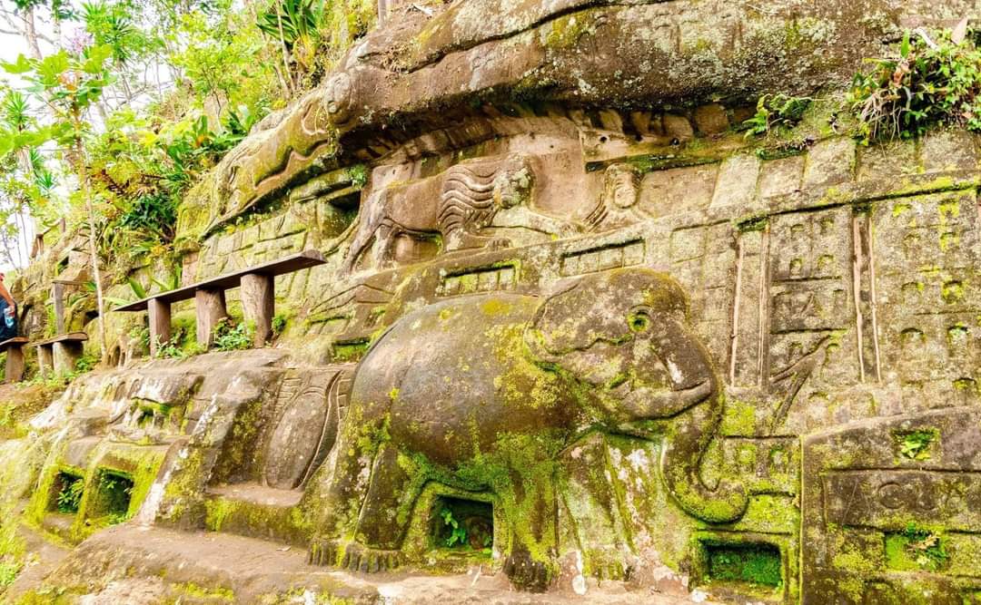 🌄 Ubicada en las montañas de Estelí, en el norte de Nicaragua, la finca El Jalacate ofrece a sus turistas una colección de rocas que han sido talladas por Don Albert, quien ha realizado estas esculturas, con signos mayas, incas, egipcios, entre otras cosas; por más de 40 años.