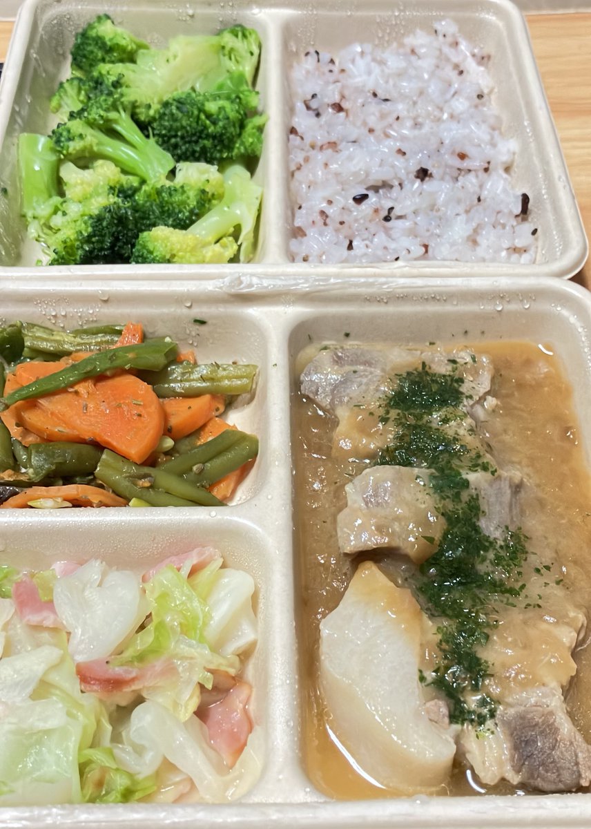 yotchandayooo's tweet photo. 毎日1食シェフボ継続中☺️
残り7食😌
豚のビール煮込み フランドル風
熱量539kcal
たんぱく質25.3g
脂質25.2g
炭水化物54.2g
食塩相当量2.9g
クセのあるビール煮込みの豚肉が贅沢すぎる味わい😋
ごちそうさまでした😌🙏
仕事行ってきます🫡
#シェフボックス #CHEFBOX
#冷凍弁当 #半分ブロッコリー🥦 https://t.co/C4GYyhgDDa