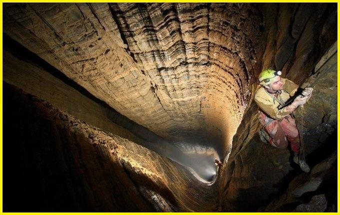 🌍 Thread: TOP 5 Deepest Caves on Earth 🌌 Descend with us into the abyss as we explore the deepest caverns known to man. #CaveExploration
1/ Veryovkina Cave 🇬🇪 Plunge into the depths of the world's deepest cave, reaching over 2,200 meters beneath the earth in Georgia. #Cave