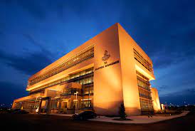 TC ANAYASASI MADDE 153 : Anayasa Mahkemesi kararları kesindir. Anayasa Mahkemesi kararları yasama, yürütme ve yargı organlarını, idare makamlarını, gerçek ve tüzel kişileri bağlar.