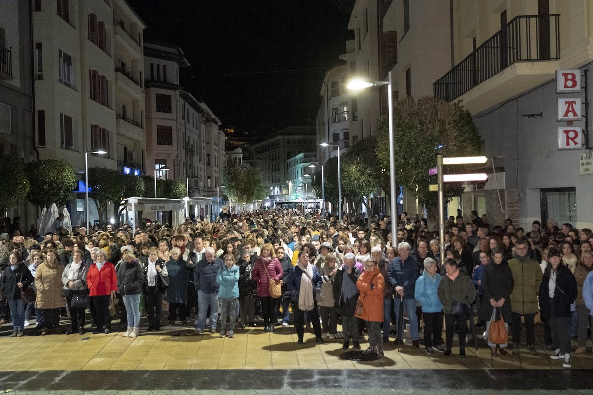 [ACTUALIZACIÓN] Abarrotado y sentido en recuerdo del pequeño Mateo en Lizarra y multitudinaria condena a la violencia vicaria en una posterior concentración del movimiento feminista naiz.eus/eu/info/notici…