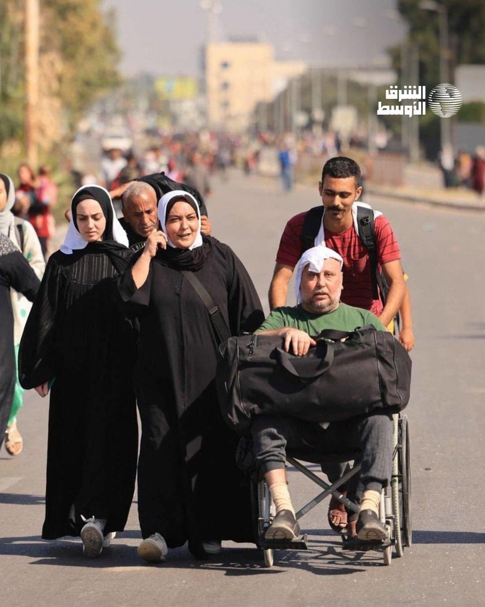 Raquel_Marti_'s tweet photo. A pie. Miles de palestinos se ven obligados a caminar km para escapar de los bombardeos incesantes en la ciudad  y norte de Gaza. Se dirigen al sur, donde continúan los ataques israelíes y donde el grado de hacinamiento es insoportable. No olvidemos, es un desplazamiento forzoso. https://t.co/QUe8ObcXab