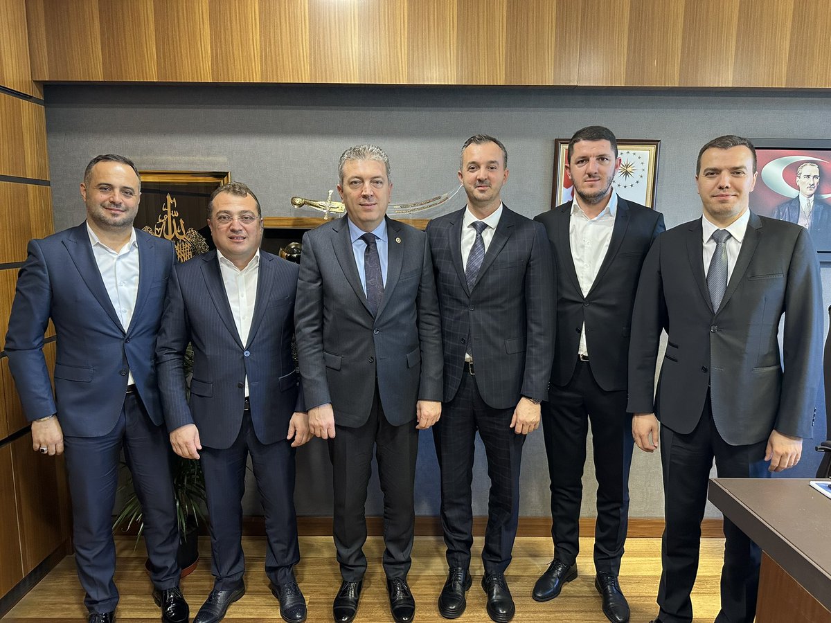 Gazi Meclisimizde, bizleri her daim yalnız bırakmayan kardeşim Beytullah Kocacık, eniştem Engin Toy, kardeşlerim Ercan Baylan, Metin Dindar ve Fatih Borinli’yle bir aradayız.

Her zaman omuz omuza…