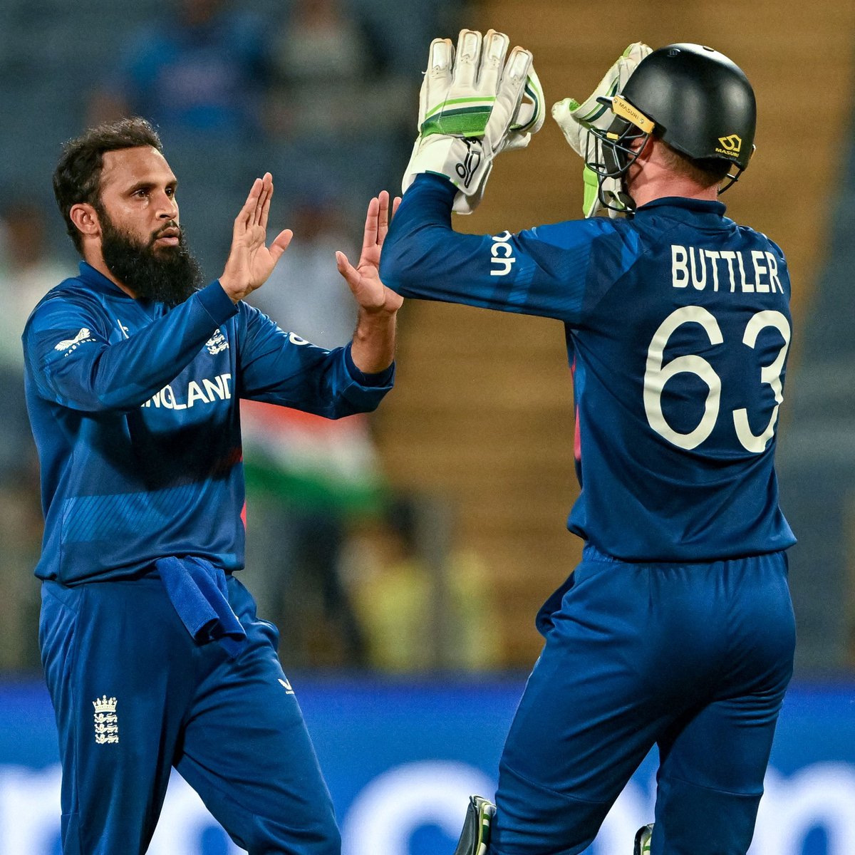 Another one! Logan van Beek takes on Adil Rashid with the sweep but balloons his shot straight to Mala at short fine leg. 🇳🇱 1️⃣6️⃣6️⃣-7️⃣ #EnglandCricket | #CWC23