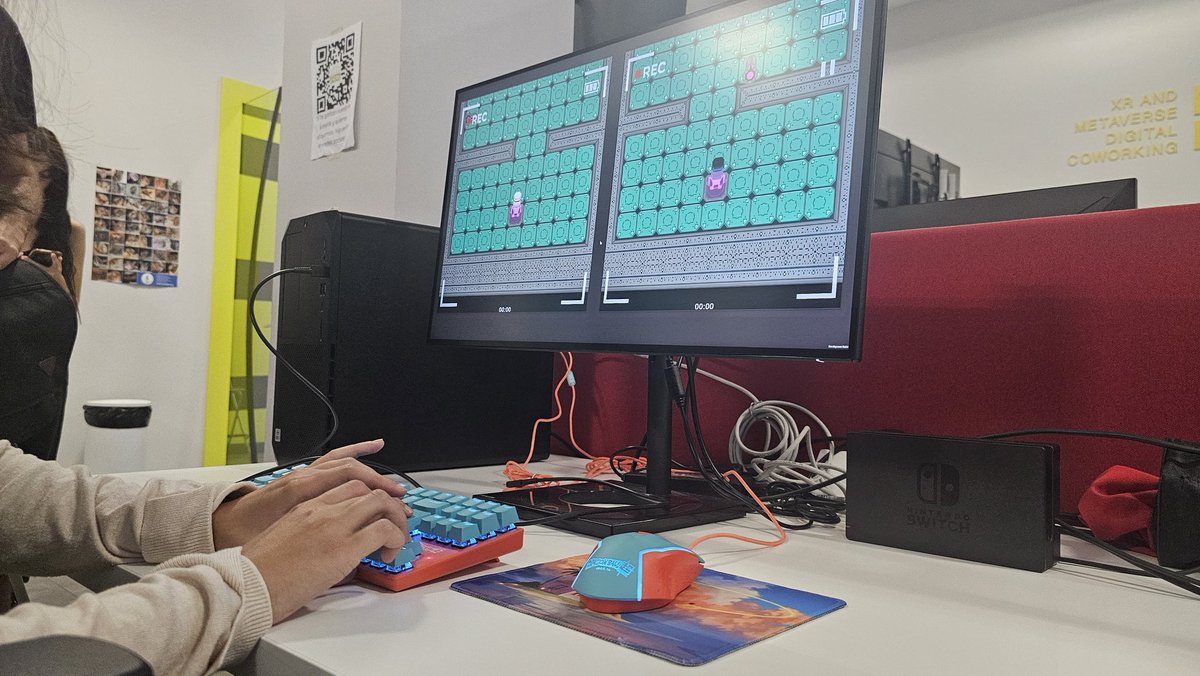 There are brave people who like to test their skills playing #TROM 🤖

🐉 Also with a mechanical #DragonBall keyboard of @frtecgaming.

#indiedev #indiegame #IndieGameDev #indiegames #madewithunity #arcade #robot #nintendoswitch #skills