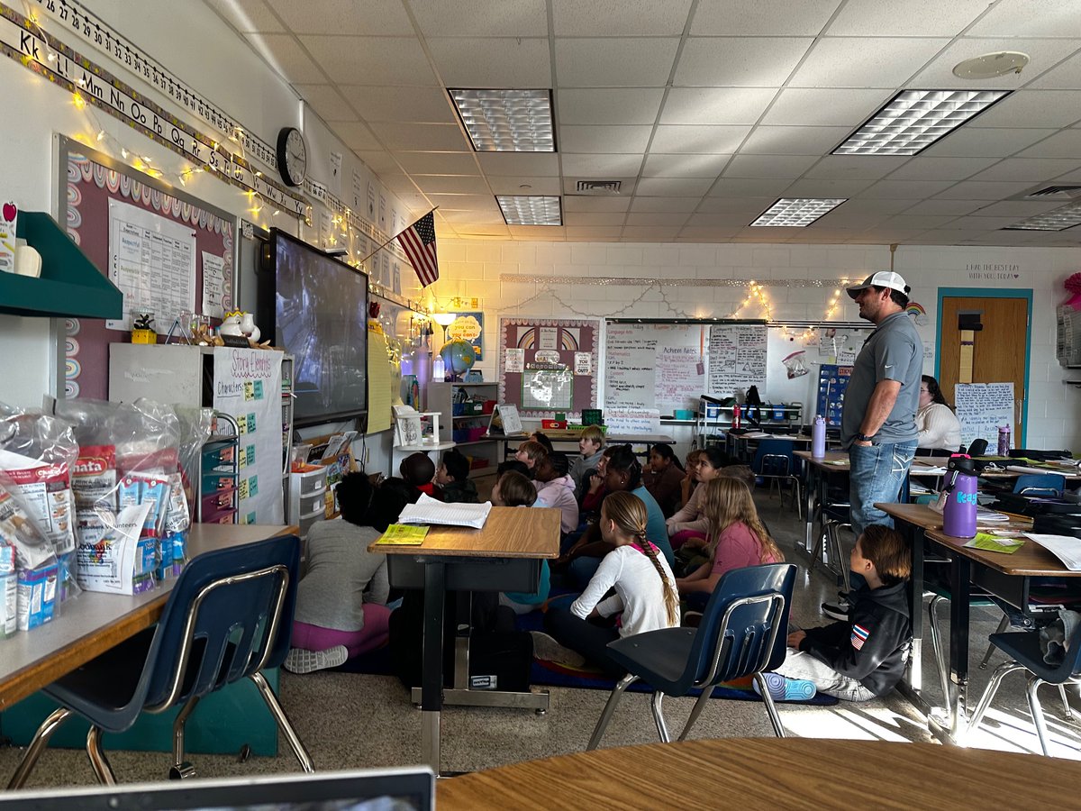 Read with a veteran day! Shout out to our veteran, retired Navy SWCC Ryan Hendrickson (my brother in law) !! We loved asking questions and hearing all about it!