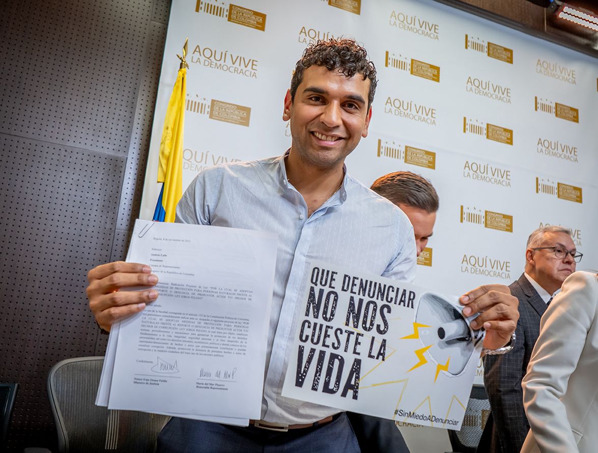 DavidRacero's tweet photo. Radicamos proyecto de ley para proteger a quienes denuncien hechos de corrupción. A la memoria de Jorge Pizano, quien en función de su cargo de auditor del proyecto Ruta del Sol II y denunciar la corrupción del Caso Odebrecht, muere en "extrañas circunstancias". Va 🧵 https://t.co/QW04lLRA6g
