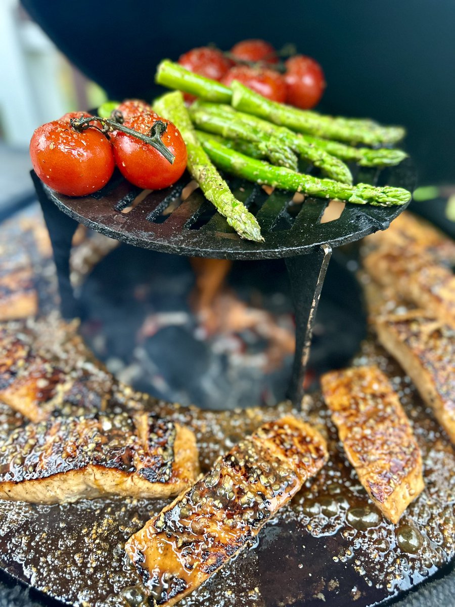Cmac_Cooks's tweet image. Salmon and veggies for dinner last night. Cooked on the @Arteflame insert for the XL @BigGreenEgg. So tasty!!