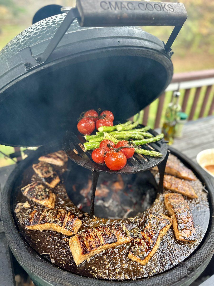 Cmac_Cooks's tweet image. Salmon and veggies for dinner last night. Cooked on the @Arteflame insert for the XL @BigGreenEgg. So tasty!!