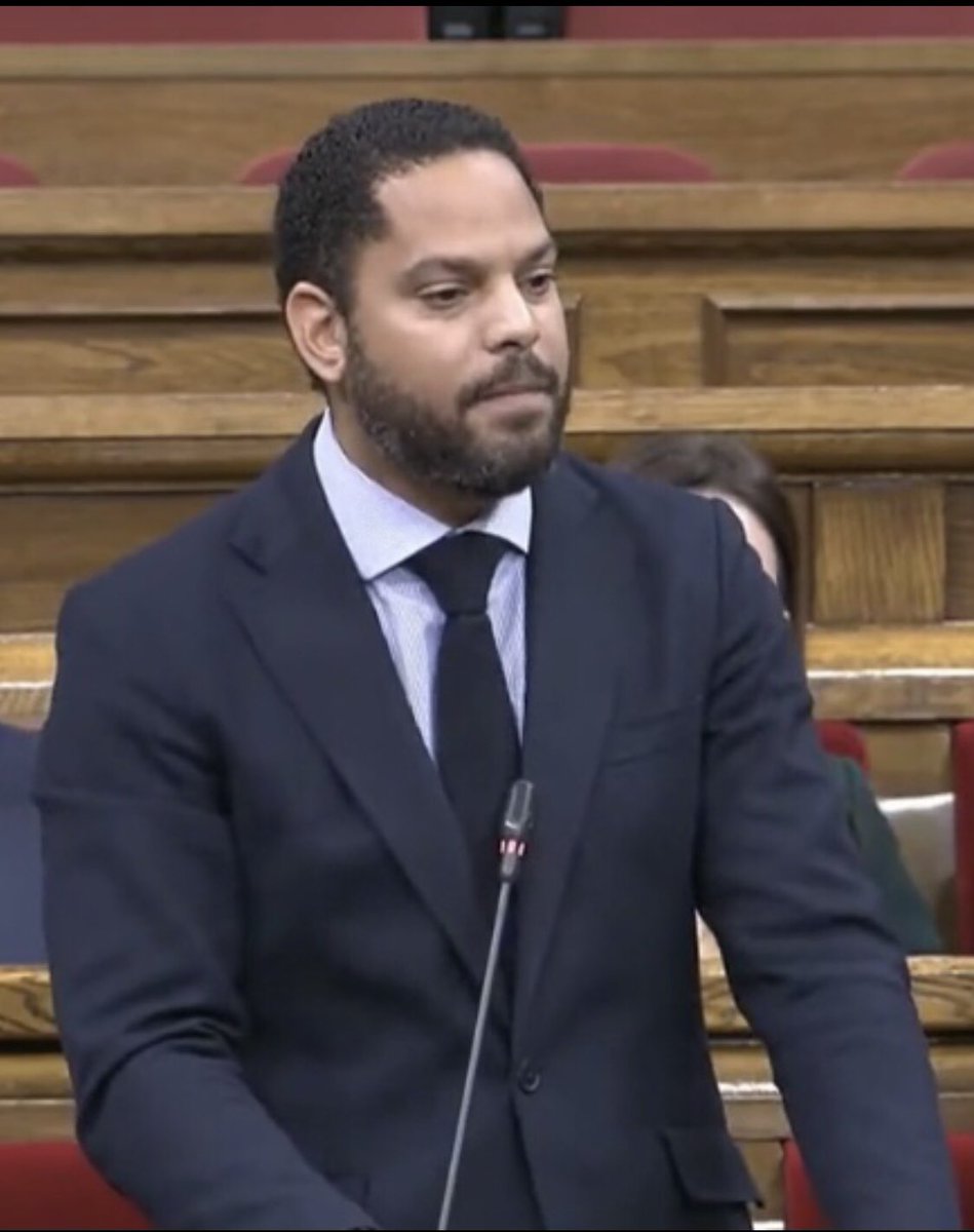 contrastado's tweet photo. En el Parlament de Cataluña 
El líder de VOX Ignacio Garriga dijo refiriéndose a la ley de amnistía que
“Vamos a defender el legado de nuestros abuelos”
A lo que la líder de Podemos Jéssica Albiach le contestó con una peineta🖕
Esta es la gentuza que ocupan las instituciones!!! https://t.co/SGARb6sx9I