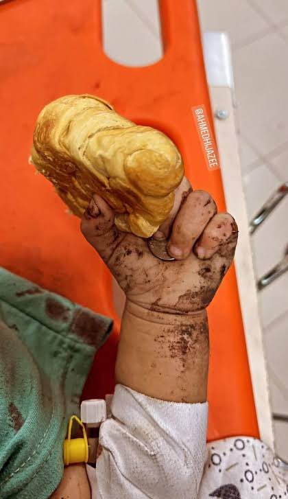 OMGSOOLAME's tweet photo. This picture of a dead baby holding bread broke my heart. One day, all of this will end, the babies will fly to heaven, but these pictures will keep haunting us, reminding us of how the world remained silent and let this happen.  We have blood on our hands. They won and we lost. https://t.co/pq2hjFMxcM