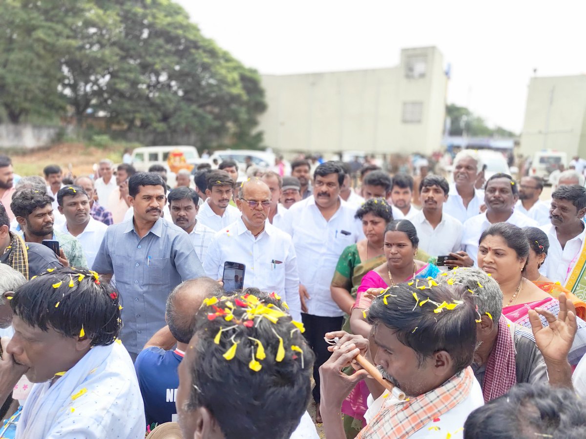 ChintalaYSRCP's tweet photo. పీలేరు పట్టణంలోని మార్కెట్ యార్డ్ నందు పీలేరు నియోజకవర్గ "వడ్డెర్ల చైతన్య సభ" కార్యక్రమంలో పాల్గొనడం జరిగింది..
#Pileru #Vaddera #PileruMLA #chintalaramachandrareddy #chintalasaikrishnareddy #PeddireddyMidhunReddy https://t.co/jBZcZ3pSW8