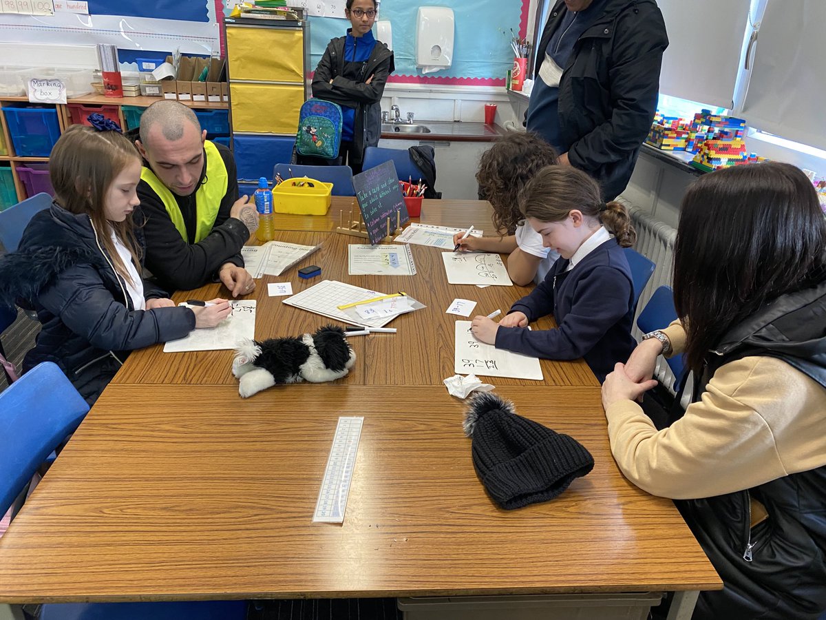 HillingtonPS's tweet image. Learning about numeracy and literacy at our family learning event tonight! #readwritecount ⁦@BookWeekScot⁩ #bookbags 📖