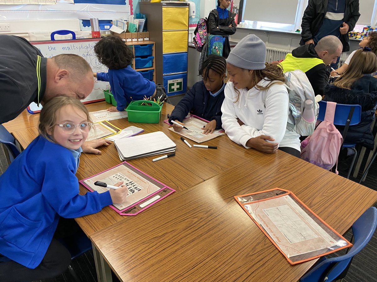 HillingtonPS's tweet image. Learning about numeracy and literacy at our family learning event tonight! #readwritecount ⁦@BookWeekScot⁩ #bookbags 📖