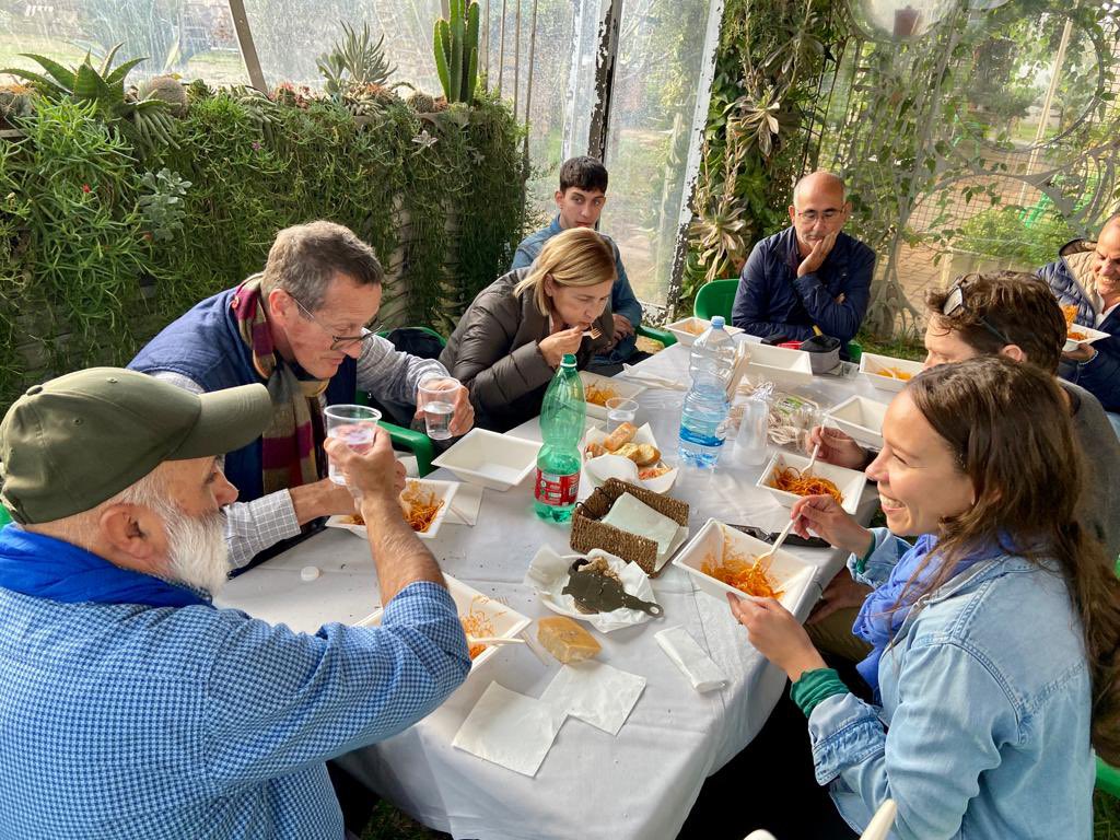richardquest's tweet photo. And then neighbours come to eat!  What a wonderful world it can be #worldofwonder. https://t.co/j9O8pxrfzJ