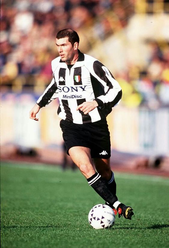 90sfootball's tweet photo. Zizou. https://t.co/G3N5WvNyFu