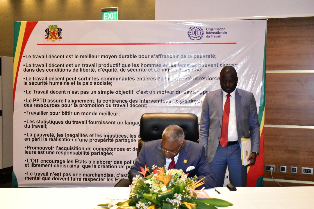 UN_Congo's tweet photo. 08/11/2023 #Brazzaville signature du programme promotion du travail décent (PPTD 2023-2026) pour le Congo🇨🇬 par 1er ministre @AnatoleMakosso @collinetmakosso, ministre du travail @FirminAyessa, Directrice pays @ilo @SoumanoNteba, RC @ChrisMburu, représentants patronat &amp; syndicats https://t.co/qR9Dh0S4NK