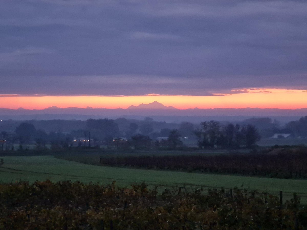 OrMeteo's tweet photo. 🏔️ Le Mont Blanc était particulièrement bien visible ce jeudi au lever du jour depuis #Comblanchien 😍

 📸 Par Laëticia C. via Le Bien Public https://t.co/aNGkGjcjYr