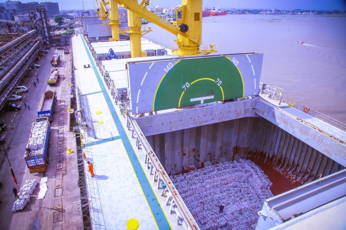 Gonimtarr's tweet photo. FOOD SECURITY: WHEAT SEEDS ARRIVE NIGERIA AHEAD OF DRY SEASON FARMING
……123,000 hectares of farmland expected to be cultivated in the first phase of programme
https://t.co/GDZRQInhZZ
#fmafswithkyari https://t.co/7aF4Uu5LSP