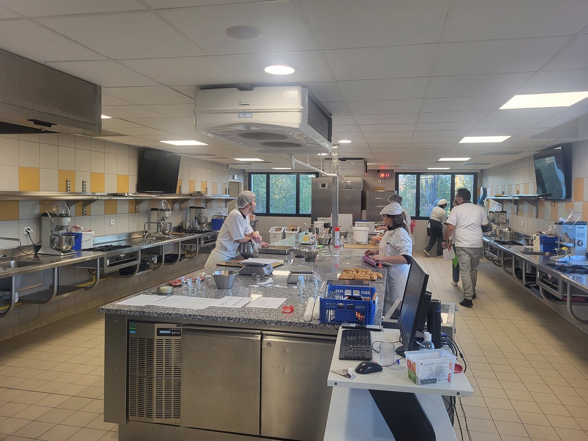 Lycee hotelier de Saint Chamond, test grandeur nature pour la future MC  "Pâtisserie boutique"...