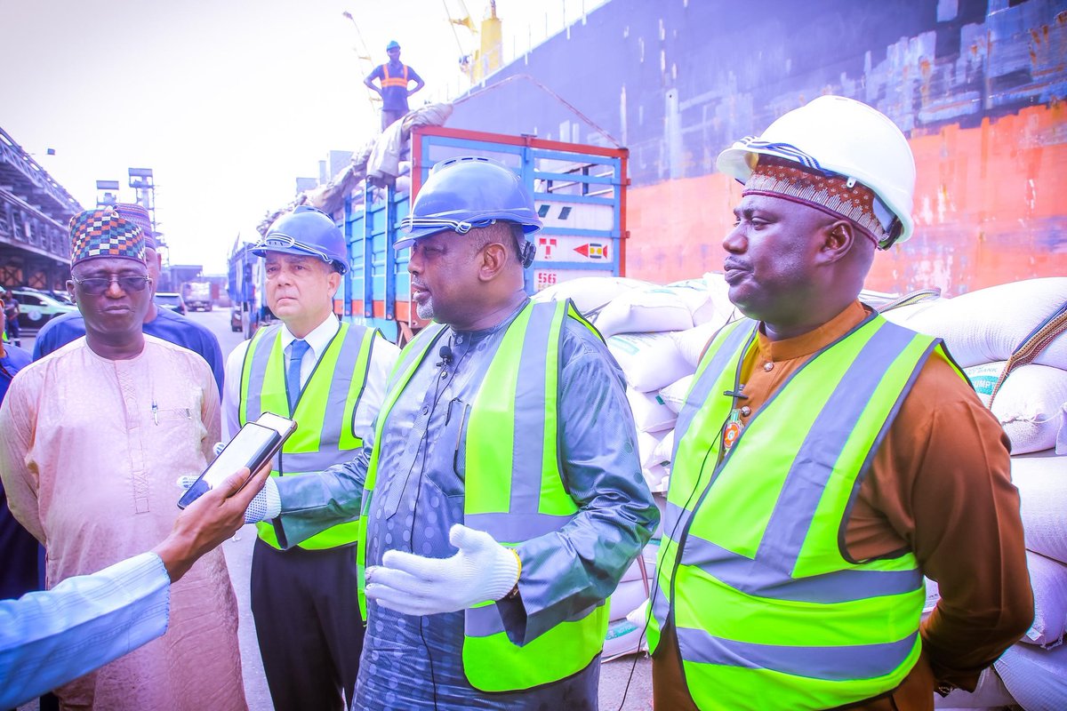 Gonimtarr's tweet photo. FOOD SECURITY: WHEAT SEEDS ARRIVE NIGERIA AHEAD OF DRY SEASON FARMING
……123,000 hectares of farmland expected to be cultivated in the first phase of programme
https://t.co/GDZRQInhZZ
#fmafswithkyari https://t.co/7aF4Uu5LSP