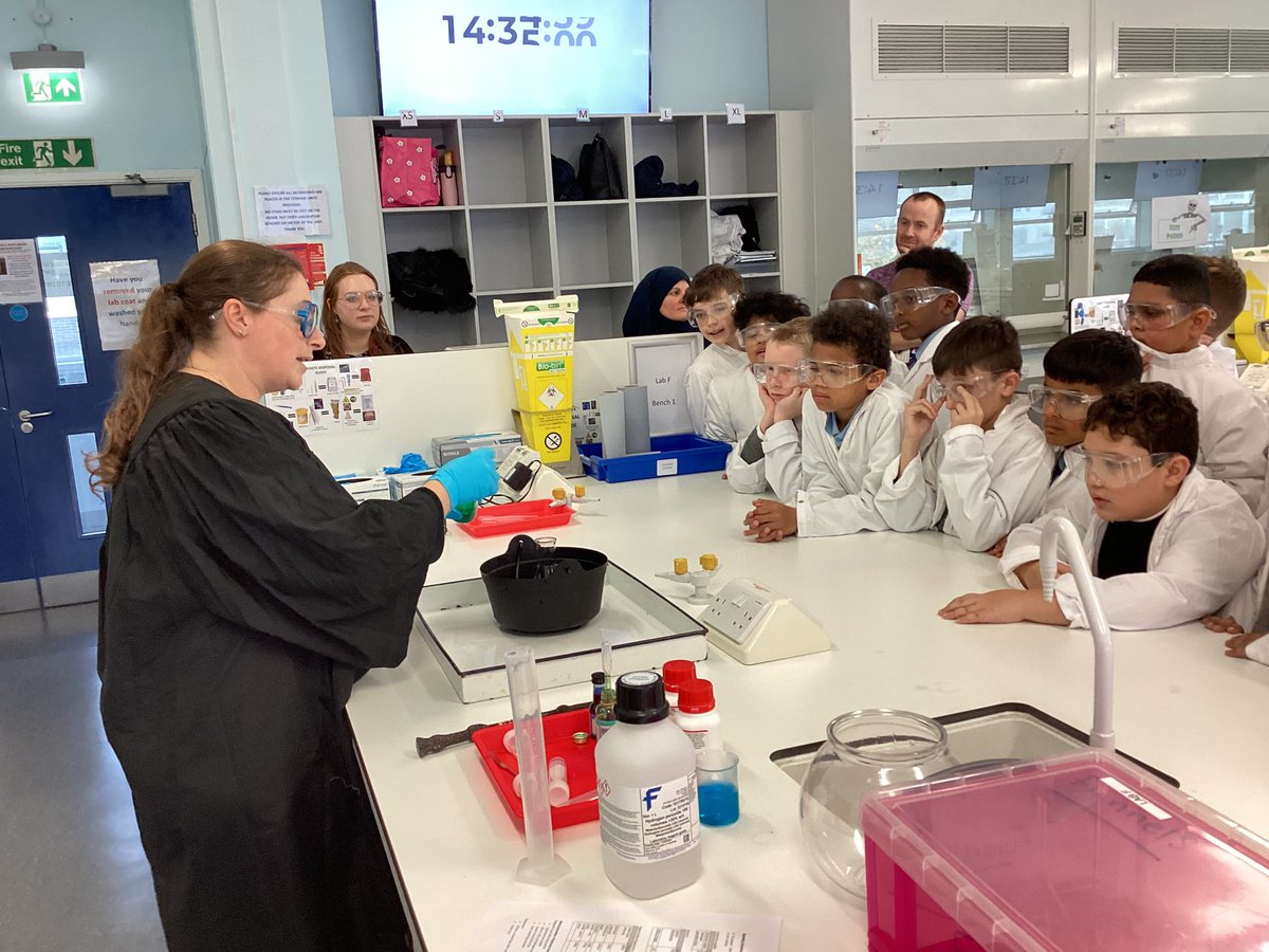 KensingPrimary's tweet image. #magicpotions #spookyscience #lifesciences year 6 @universityofliverpool #livuniismib #livuniengagehls