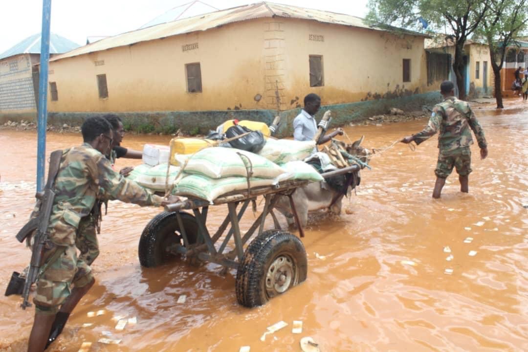 CIMICSNAF's tweet image. SNA’s 60’th Army Division to help evacuate civilians effected by floods second day in Baidoa, Somalia.
#Defendandserve