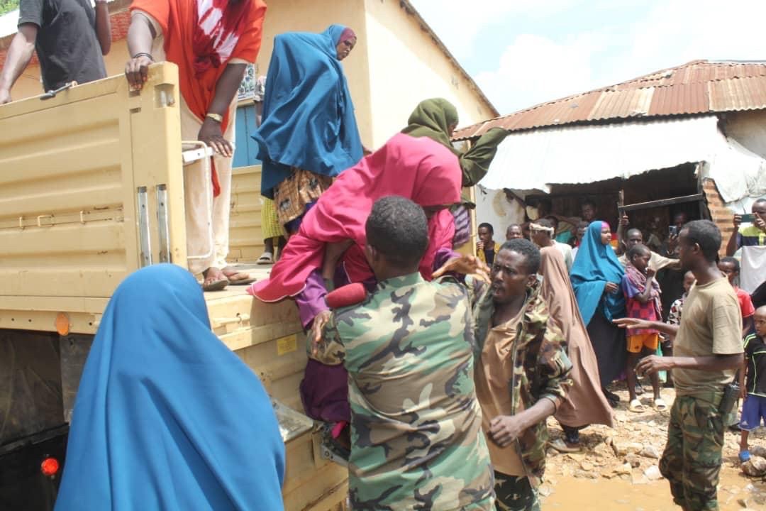 CIMICSNAF's tweet image. SNA’s 60’th Army Division to help evacuate civilians effected by floods second day in Baidoa, Somalia.
#Defendandserve