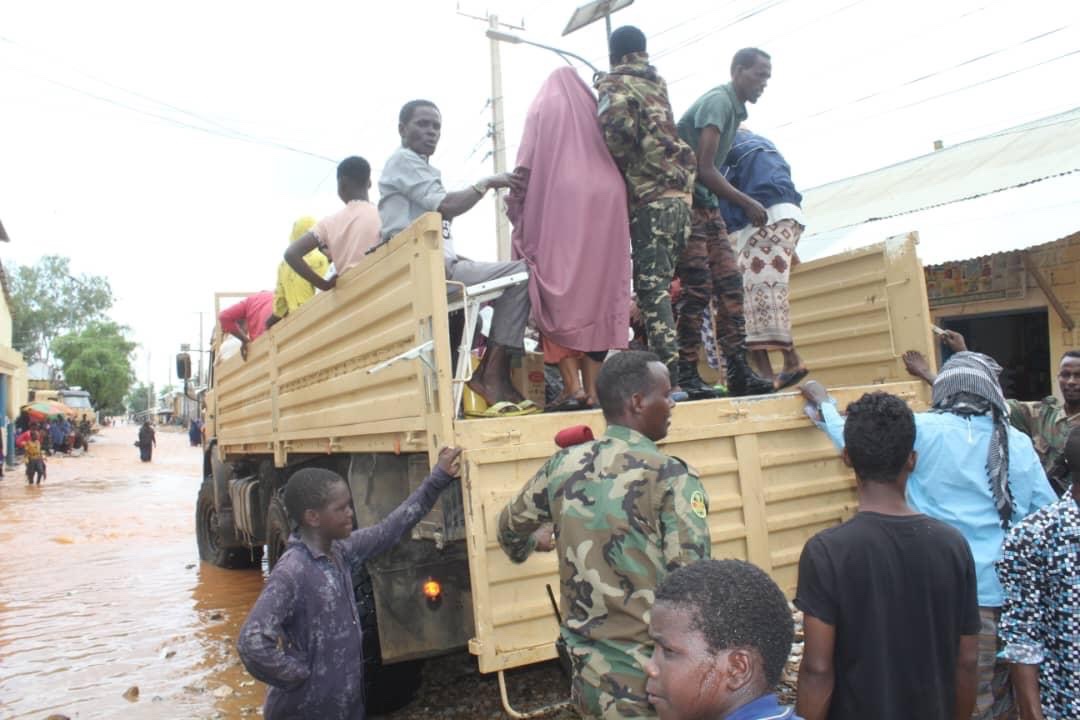 CIMICSNAF's tweet image. SNA’s 60’th Army Division to help evacuate civilians effected by floods second day in Baidoa, Somalia.
#Defendandserve