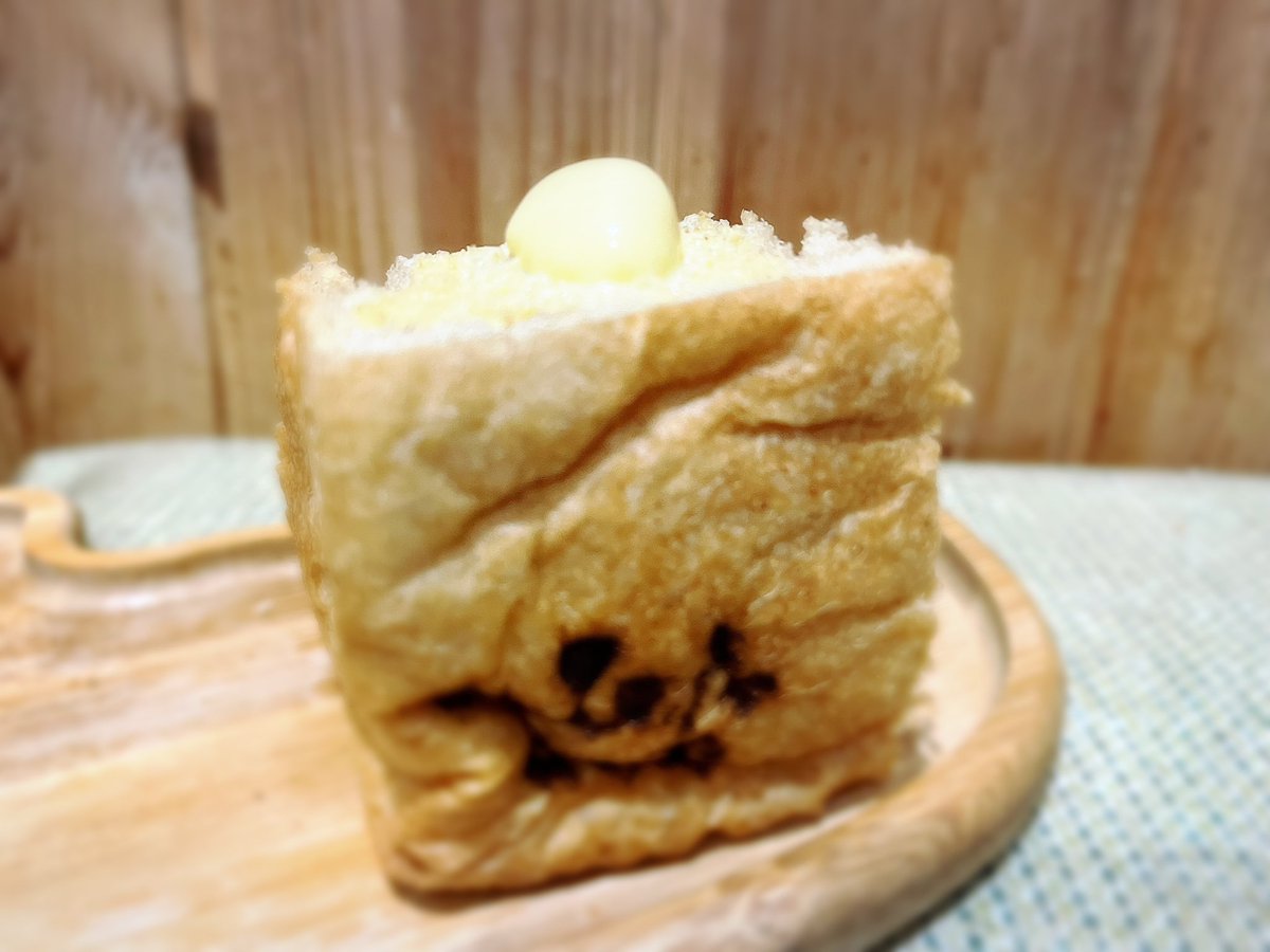 komachi57577's tweet photo. 美味しいパンは？と聞かれたら、ほとんどが“普通”で美味しいって言えるのは少ないと思ってる”#箱ね ”は6cm角（眼計測）に詰め込まれた美味しさ。1日中食べていたい😆
このテーブルの下には足湯があります。ぶどうの食パンも美味しいけど今回は全粒粉の方を #BakeryAndTable

https://t.co/KC6hCYdBjk https://t.co/3ixDpHRT20