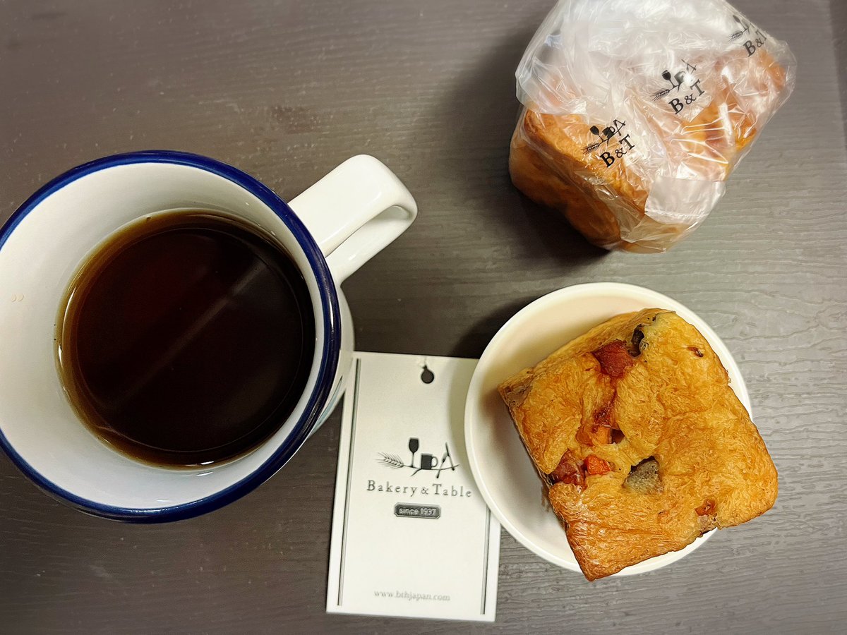 komachi57577's tweet photo. 美味しいパンは？と聞かれたら、ほとんどが“普通”で美味しいって言えるのは少ないと思ってる”#箱ね ”は6cm角（眼計測）に詰め込まれた美味しさ。1日中食べていたい😆
このテーブルの下には足湯があります。ぶどうの食パンも美味しいけど今回は全粒粉の方を #BakeryAndTable

https://t.co/KC6hCYdBjk https://t.co/3ixDpHRT20