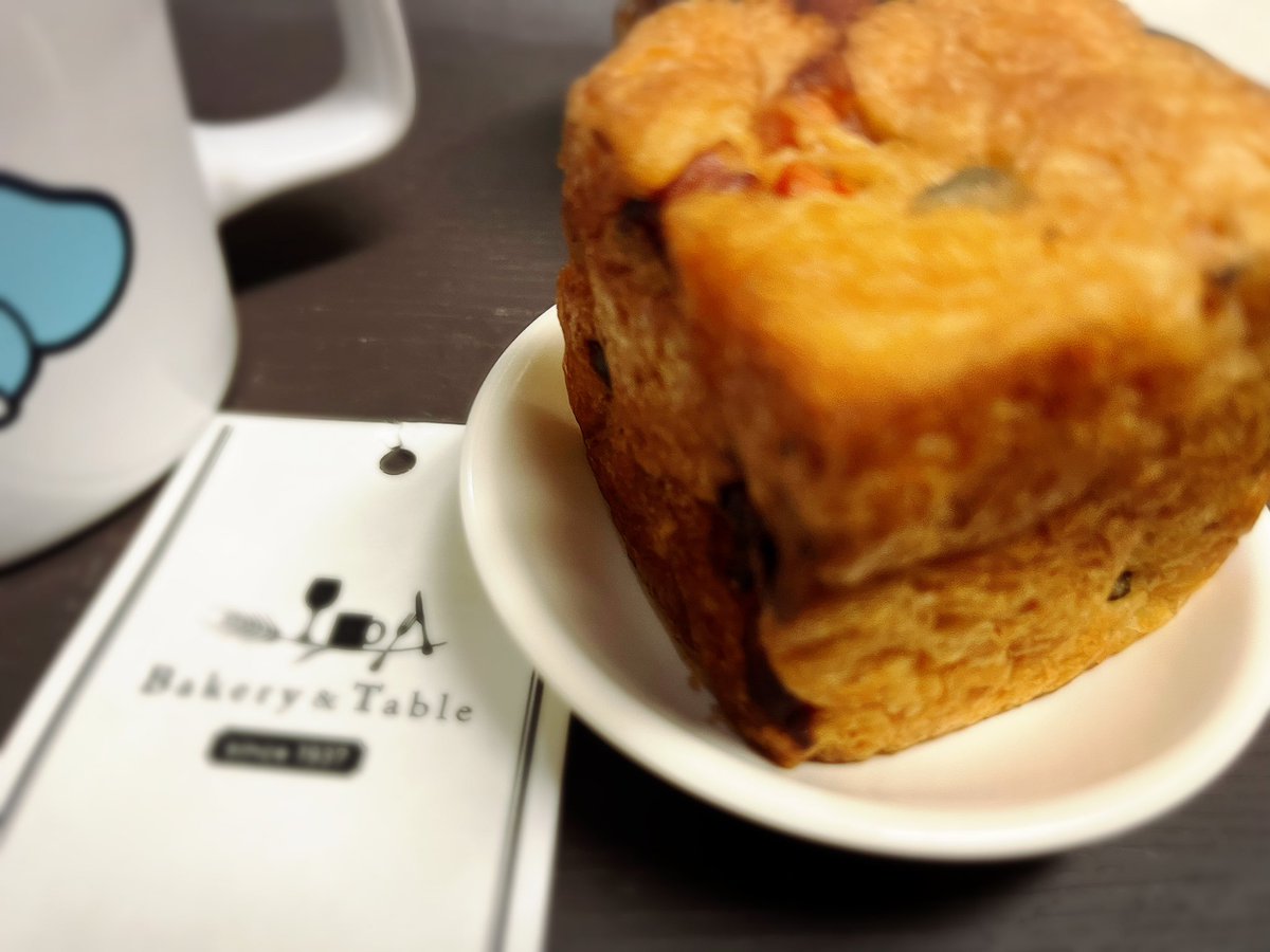 komachi57577's tweet photo. 美味しいパンは？と聞かれたら、ほとんどが“普通”で美味しいって言えるのは少ないと思ってる”#箱ね ”は6cm角（眼計測）に詰め込まれた美味しさ。1日中食べていたい😆
このテーブルの下には足湯があります。ぶどうの食パンも美味しいけど今回は全粒粉の方を #BakeryAndTable

https://t.co/KC6hCYdBjk https://t.co/3ixDpHRT20