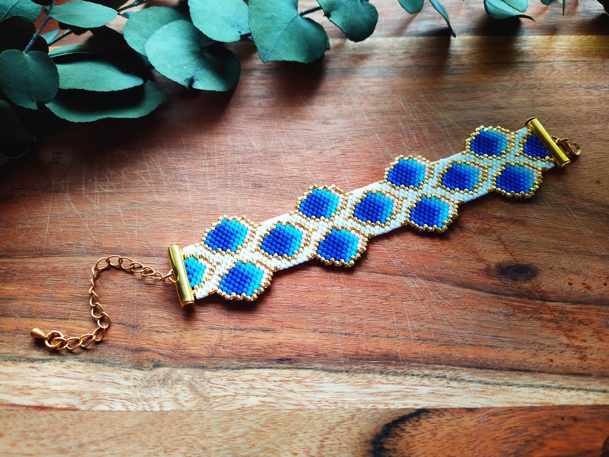 Another bracelet from me!
I do love me some blues 🥰💙

#handmade #jewelry #bracelet #beads #delica