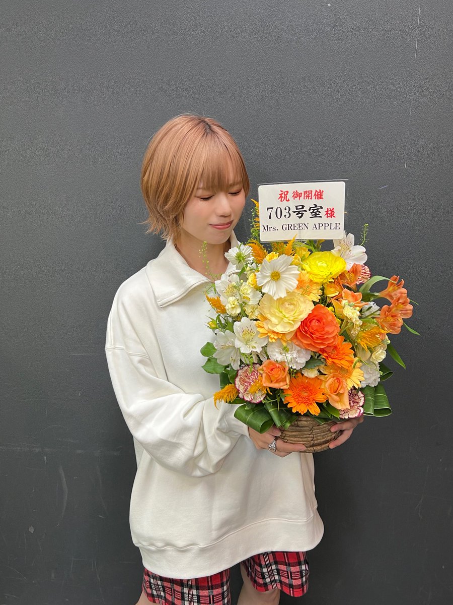 sushi_suki_desu's tweet photo. そしてなんと、、、Mrs. GREEN APPLE様にお花をいただいてしまいました、、、なんというお心遣い、、、本当に本当にありがとうございます涙、、、え、、、何が起こってるんだろう、、、、夢、、、、夢かな、、、、ううううううがんばろう、、、頑張ろう、、、 https://t.co/EMUJG1JXc5