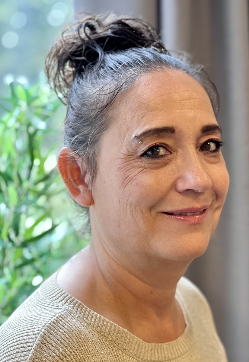 Samantha houdt van koken. 🍚 Het liefst voor de familie een heerlijke rijsttafel. Koken kan de perfecte manier van ontspanning zijn. Doordat je je focust op de ingrediënten en het snijden, bakken en koken vergeet je even alles om je heen. Wat kook jij het liefst? 🍴 #hehetisoke