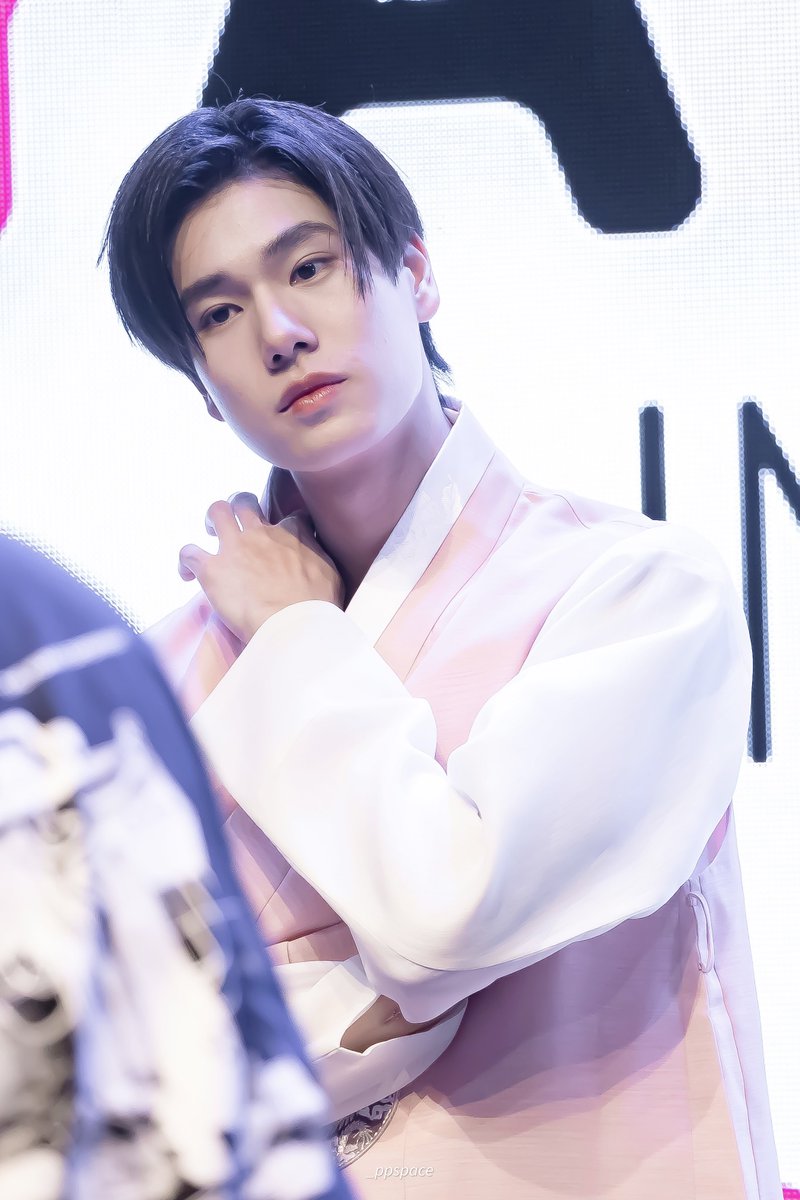 _ppspace's tweet image. ร้อนไหมนะ กลัวจะแพ้มาก

#PPfandayxSeoul
#phuwintang @phuwintang