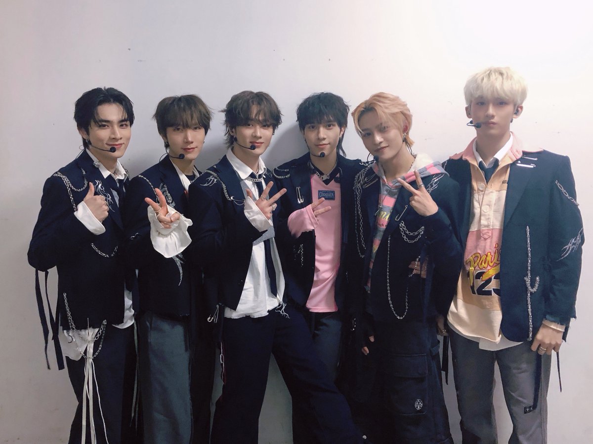 WayV_official's tweet photo. 谢谢大家的支持，相信我们会在更大的舞台见面的，天气冷了，大家小心不要感冒哦！(from WINWIN)

Thank you for your support! I believe that we will meet on a bigger stage in the future~ The weather is turning cold, so please take care of yourself! (from WINWIN)

#WayV_ShowcaseTour_OnMyYouth 
#OnMyYouth #SHOWCASE #TOUR 
#WayV_OnMyYouth #WayV #威神V 
#BEIJING #北京
