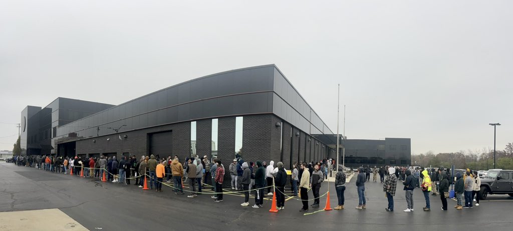 Local150's tweet image. This is the line to apply for the Sprinkler Fitters Local 281 apprenticeship program this morning. Young people want to work, they just don’t want to work for peanuts. This is how we rebuild the middle class. @iptleg @noamscheiber #1u