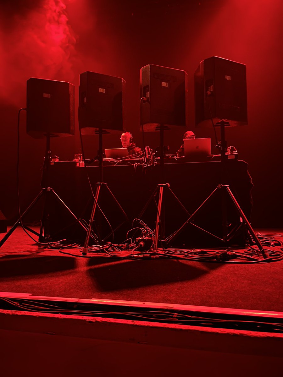 今年はダブリンでAutechreみた(準備中で公演中は真っ暗)