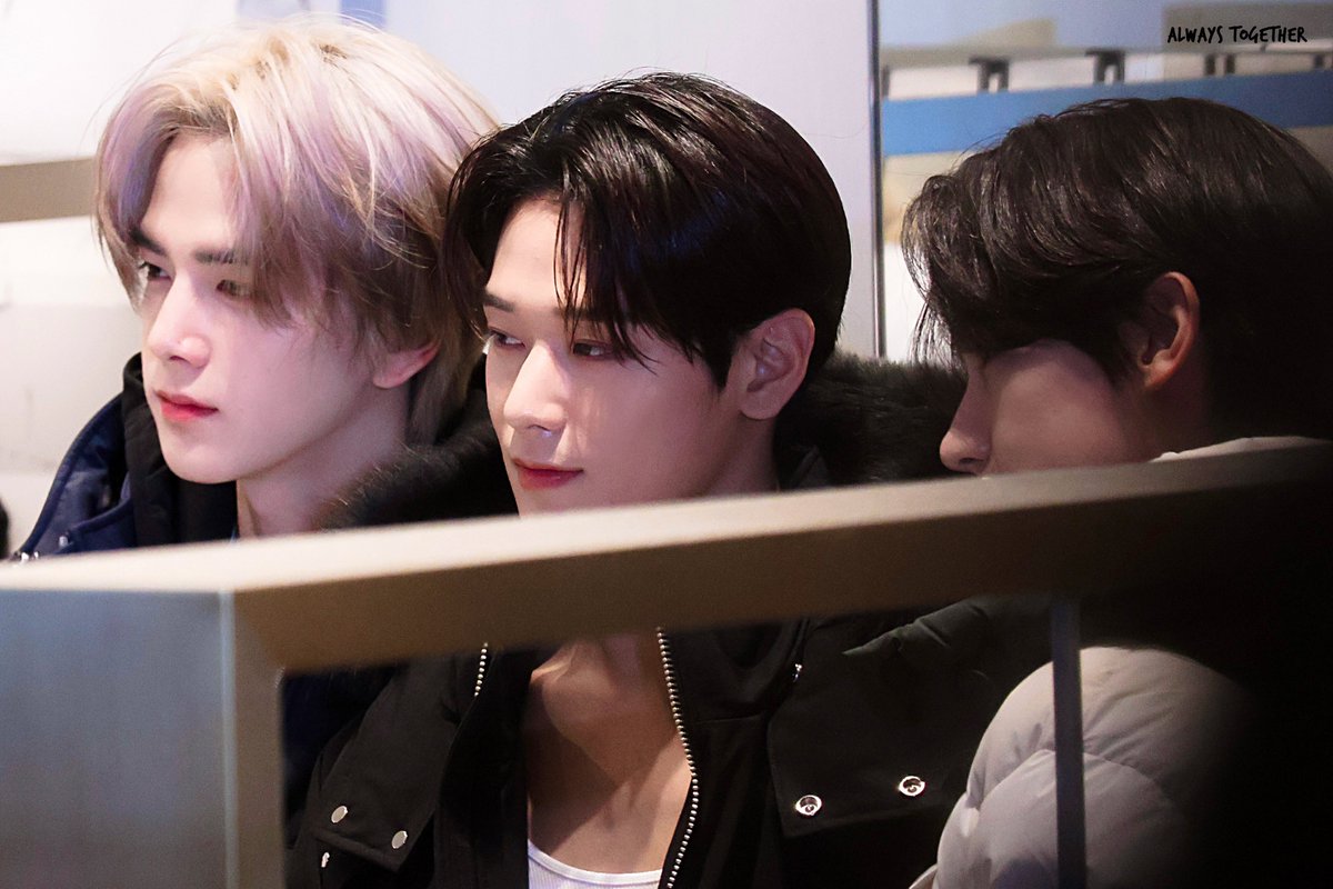 always_0530's tweet image. 231107  덥뮤다🐶🐻🐱 #mooseknuckles
#THEBOYZ #더보이즈 #영훈 #현재 #주연