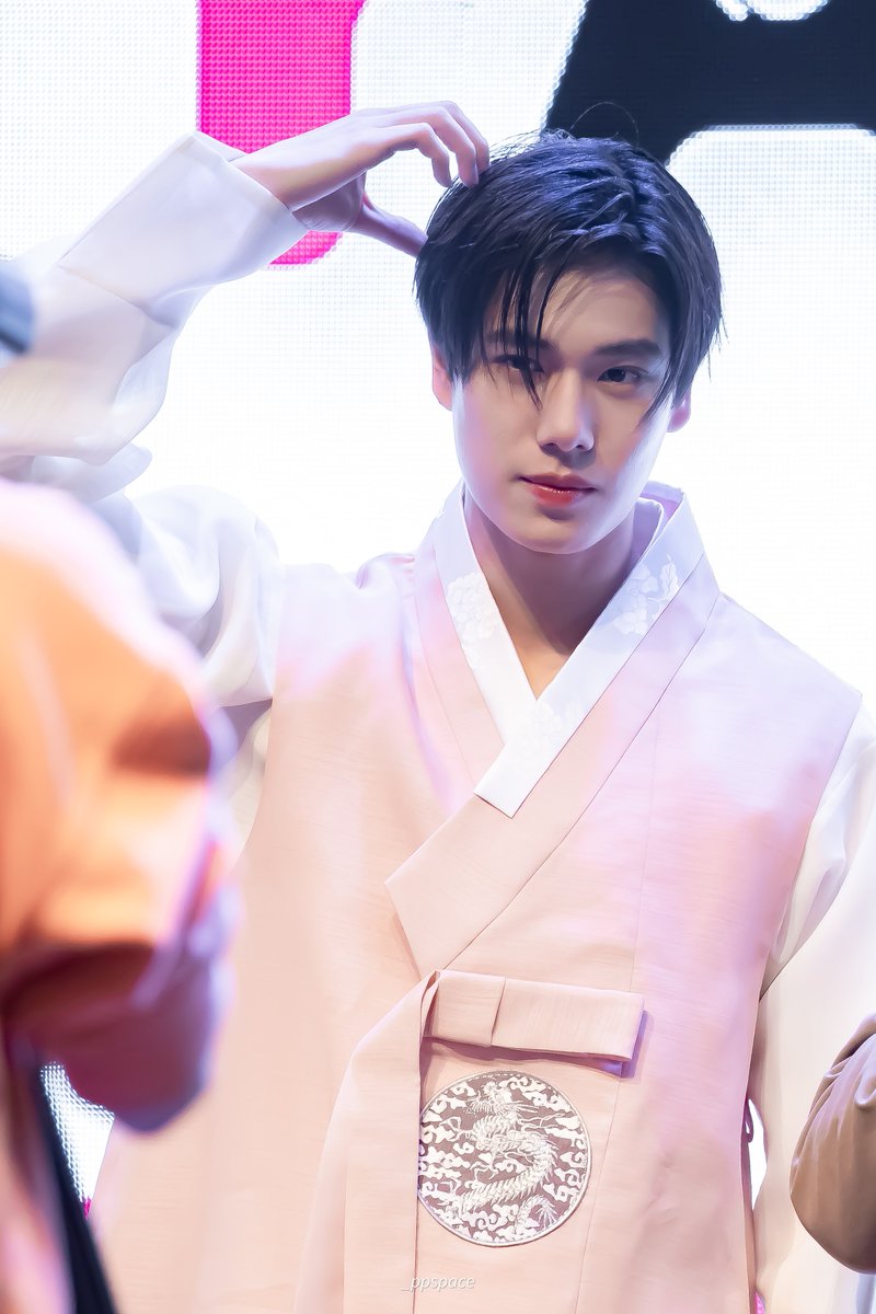 _ppspace's tweet image. หูหมี(?) กับโฮกปี๊บ(?) เหรอ

#PPfandayxSeoul
#phuwintang @phuwintang