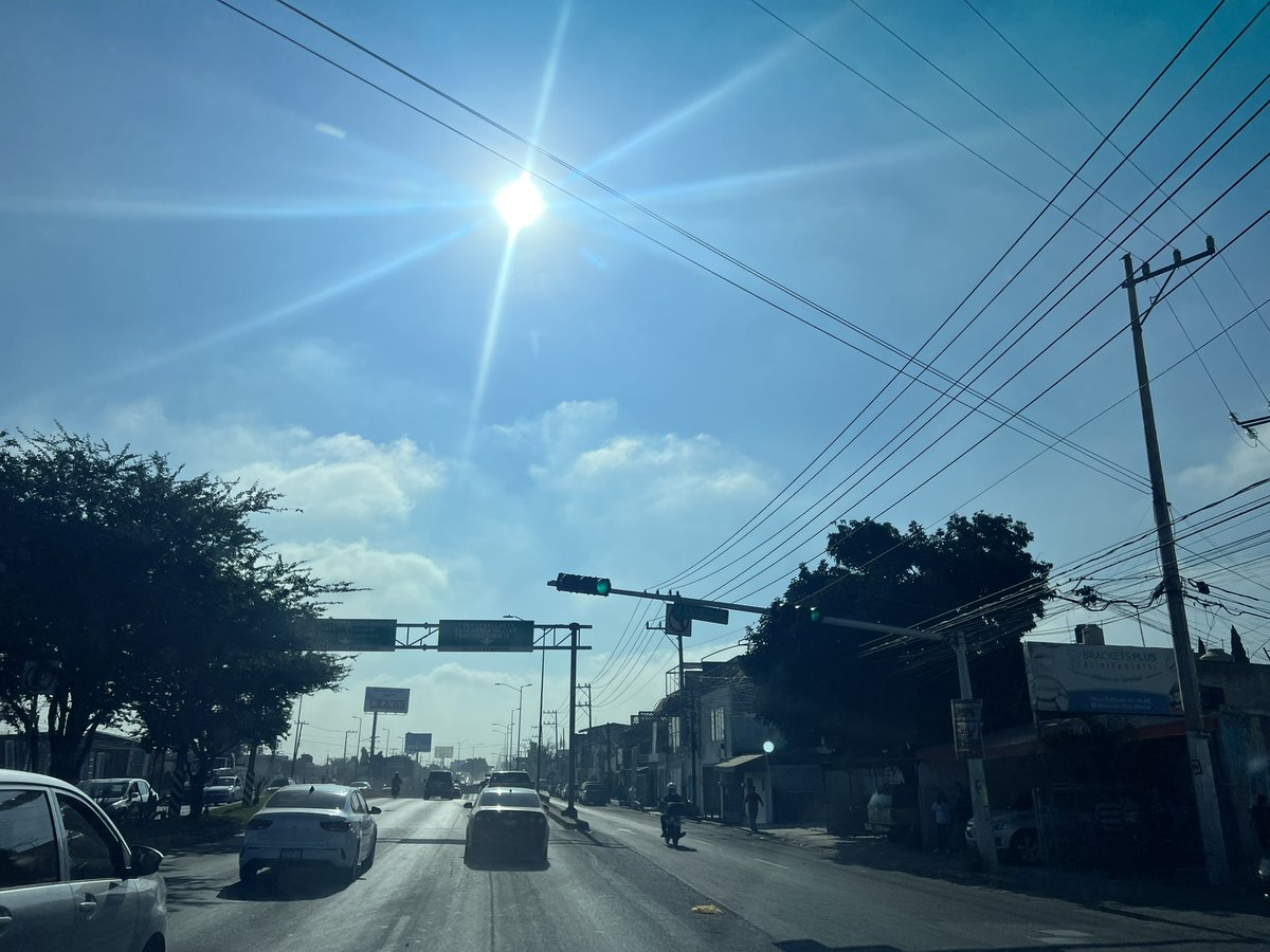 zurusa's tweet photo. @Trafico_ZMG Semaforos mál sincronizados en la salida del paso a desnivel de valle imperial con rumbo a Tesistan, origina largas filas y retrasos https://t.co/KFBMVOHBzL