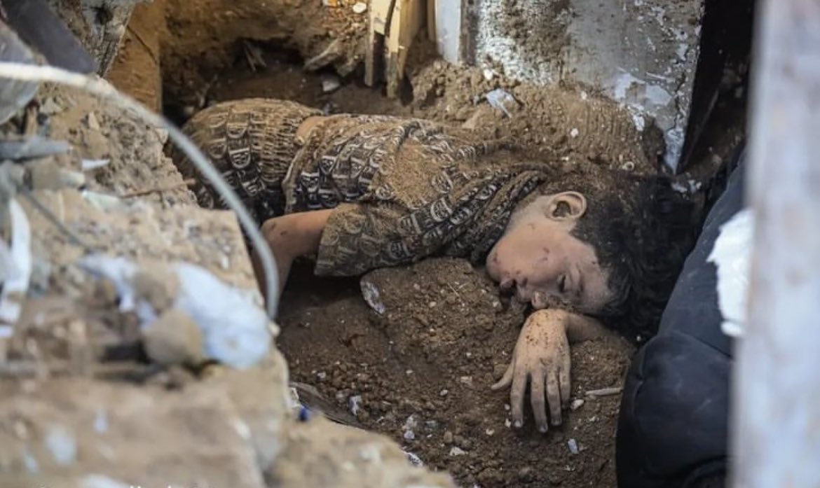 Abdullah_adawi's tweet image. هؤلاء الأطفال لا ذنب لهم سوى أنهم وُلدوا في #غزة. كغيرهم من الأطفال حول العالم يستحقون حقوق الطفولة الآمنة التي أقرتها الأعراف الدولية، والتي لم يسبق لها أن تعرضت لمثل هذه الانتهاكات الدامية والوحشية والقاسية.
#غزة_تُباد #Gaza_Geniocide 
#Gaza_under_attack #GazaHolocaust