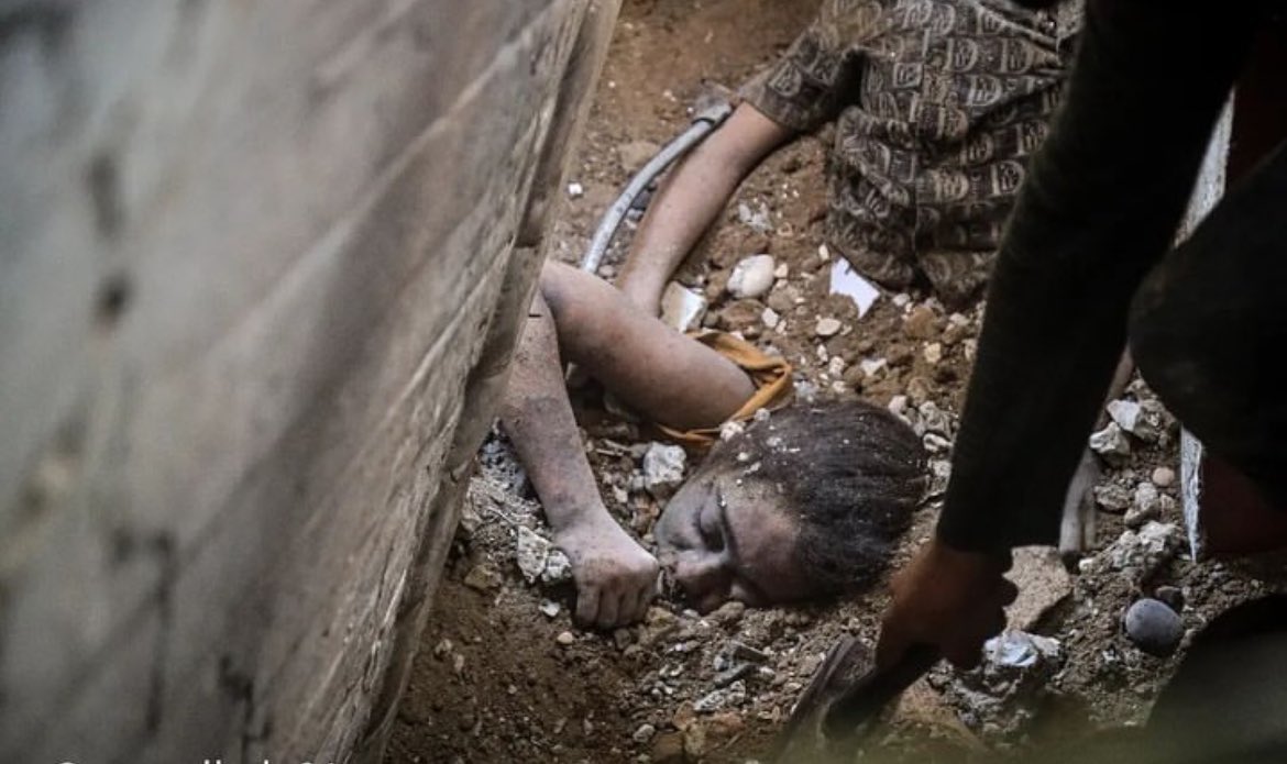 Abdullah_adawi's tweet image. هؤلاء الأطفال لا ذنب لهم سوى أنهم وُلدوا في #غزة. كغيرهم من الأطفال حول العالم يستحقون حقوق الطفولة الآمنة التي أقرتها الأعراف الدولية، والتي لم يسبق لها أن تعرضت لمثل هذه الانتهاكات الدامية والوحشية والقاسية.
#غزة_تُباد #Gaza_Geniocide 
#Gaza_under_attack #GazaHolocaust