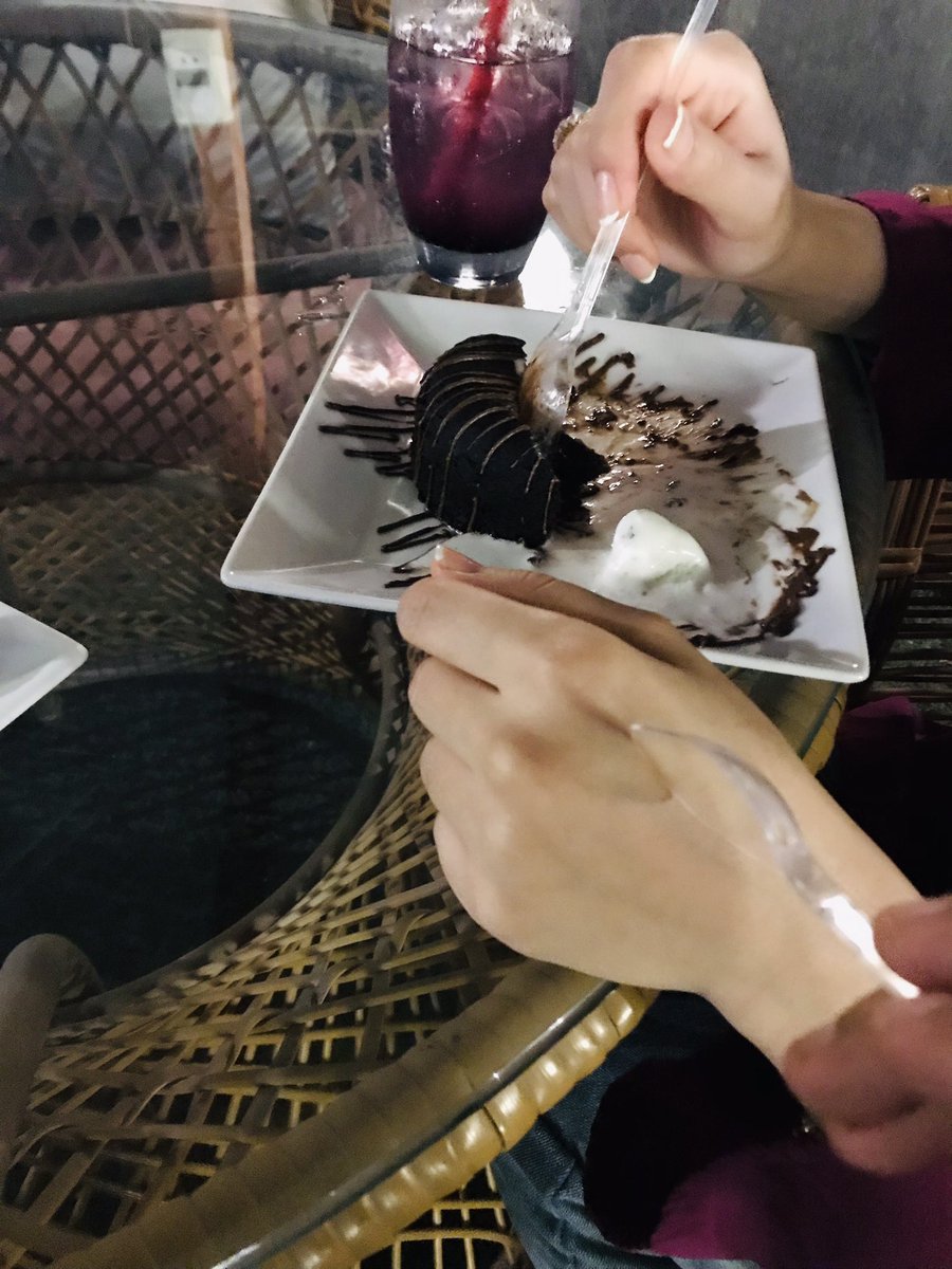 الناس بتحلي بحلويات 
انا لما احب احلي …😂❤️
