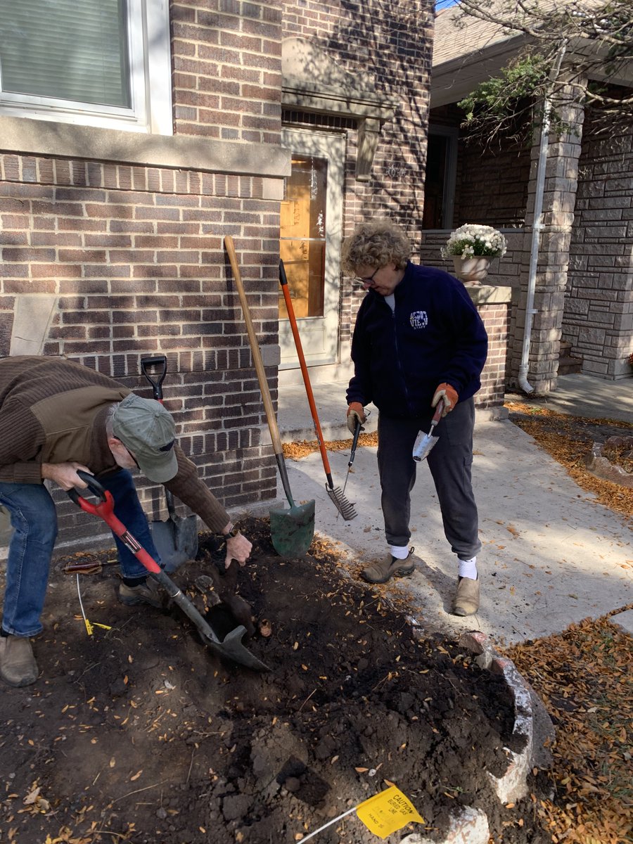 EsperanzaCSChi's tweet photo. One of our participants spruced up the garden outside one of our residential homes with friends and family last weekend. Thanks to Susie, our Georgia home will be in full bloom when spring arrives!🌷 https://t.co/nzfsOWVvEq