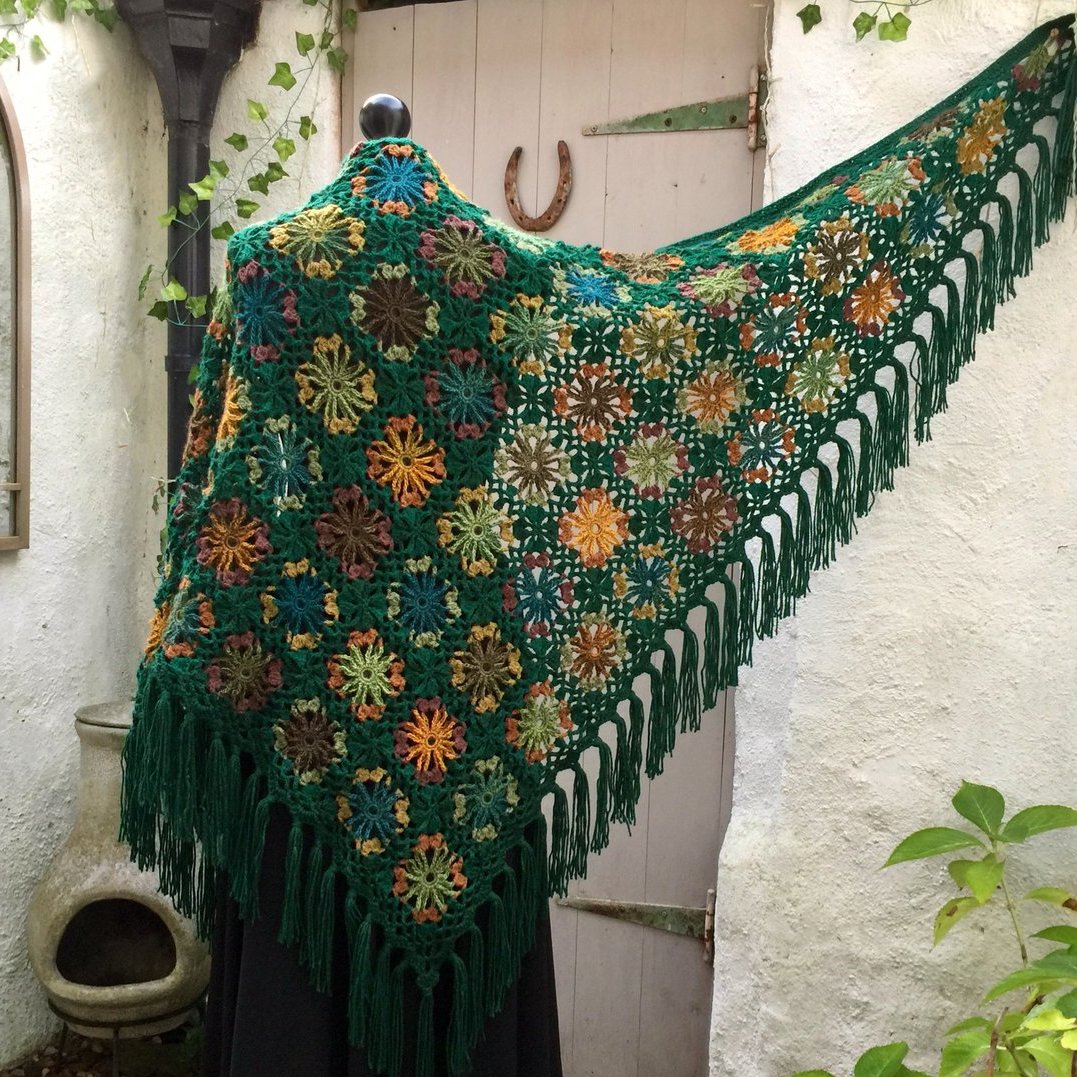 MagpieMoonlight's tweet photo. "Witches of old, beyond the hedge, Pierce the veil and walk the edge...
With potions and herbs to soothe and heal, Come together and turn the Wheel!" 🌿✨🌳🧙♀️✨💚
https://t.co/jfz2oZ55M7
#greenmagick #hedgewitch #pagan #greenwitch #yulegift #pagangift #yuleiscoming #cottagecore https://t.co/p18EsUIi35